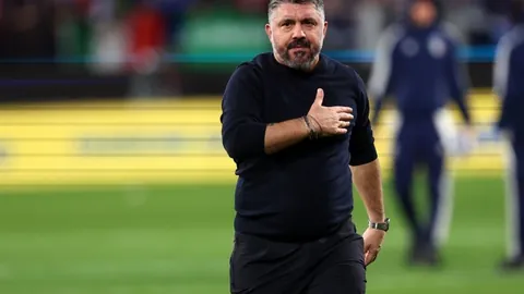 “新加坡LIV高球赛首日激战，约翰逊逆境翻盘领跑群雄”